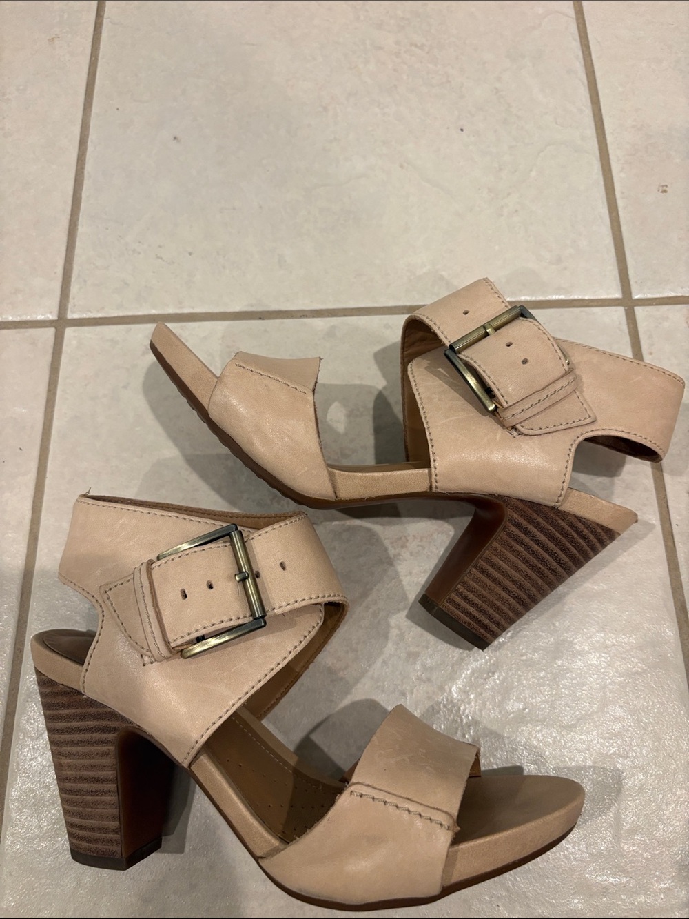 Clark’s Women’s Beige Block Heel Sandals with Buckle Strap-7M